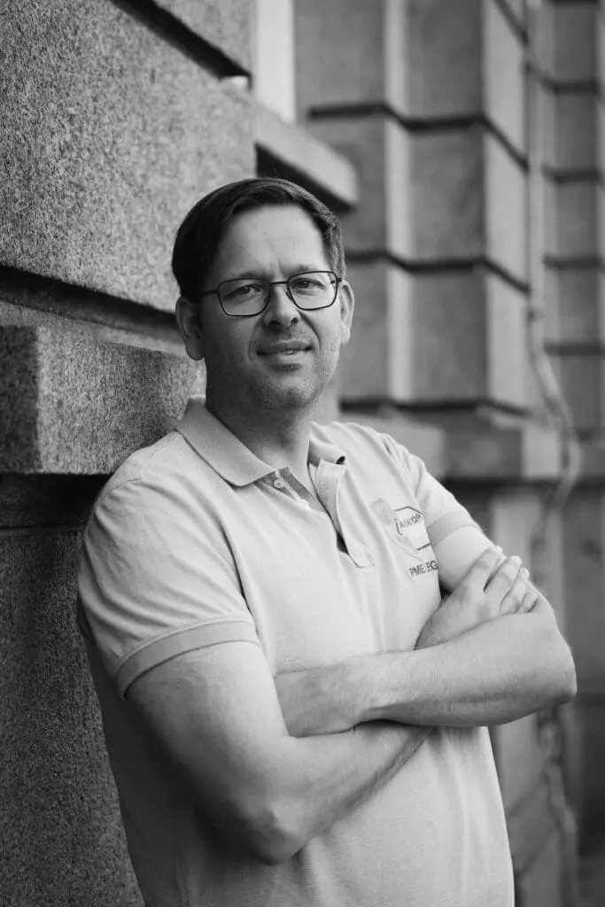A black an white portrait of Arjan Spannenburg outside art'otel