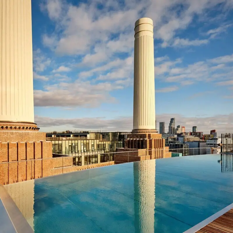 Rooftop infinity pool at art’oetl Hotel with pool near Battersea Power Station offering stunning skyline views and modern deck seating on a sunny day.